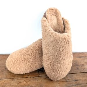 NWOT Intentionally Blank Apres Teddy Sherpa Mules Slippers Tan ~ Size 6